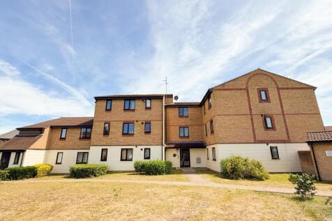 Available immediately FURNISHED. Ushers are pleased to offer what is probably the most luxurious flat we have ever had on the market! This desirable Studio/ 1 bed top floor flat benefits from having b