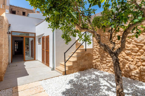 Wonderful town-house with beautiful garden in Llucmajor for first occupancy