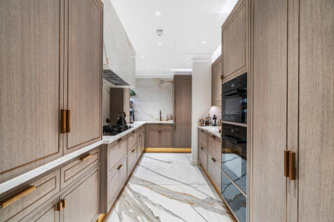 7 bed, 7 bath House in London - Photo 5