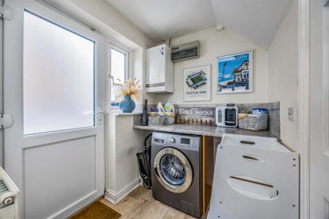 1 Caer Peris View, Portchester-Small-PorticoMarket