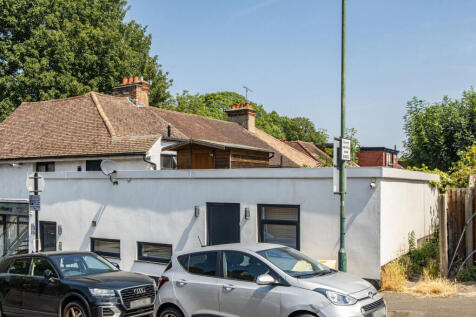 ZERO DEPOSIT AVAILABLE. LONG LET. This bright and modern 1 bedroom property is on the ground floor, boasting a large reception room with contemporary finishes throughout, a generous double bedroom and