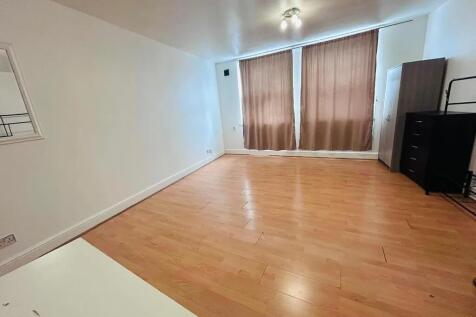 A large spacious Self contained studio flat for rent in New Cross Road.