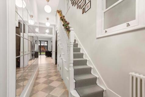 4 bed, 3 bath Semi-Detached in london - Photo 4
