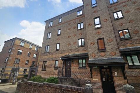 ** Zero Deposit Guarantee Available **
**CITY CENTRE LOCATION** **ALLOCATED PARKING**