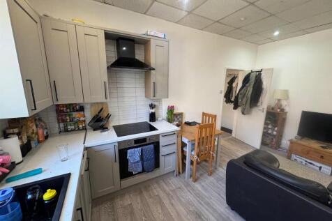 Flat 4, 256 CMR Kitchen wide.jpeg