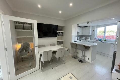 Kitchen/ Dining Area
