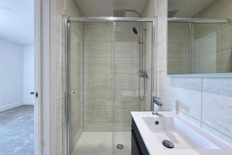 Bedroom 2 ensuite.jpg