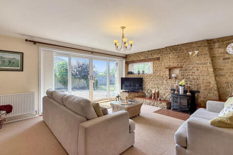 Lounge/dining roo...