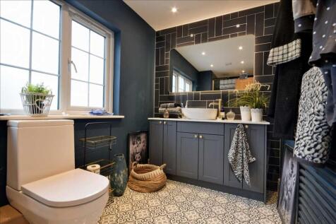 EN-SUITE SHOWER ROOM