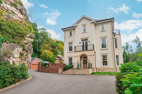 WelcoStunning frontage of 1 Vale House Mews...