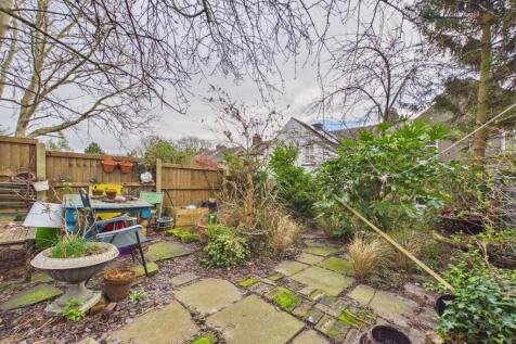 Separate garden accessed across rear ginnel