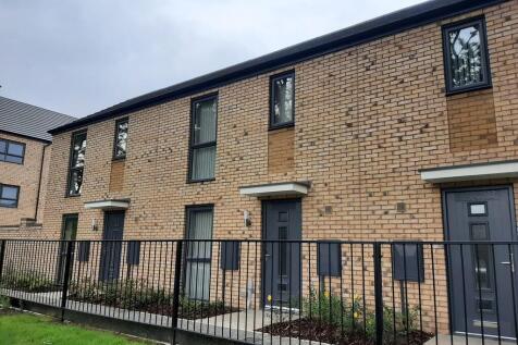 Luxury Two bedroom Town house, set back from the road in a tree lined street. Luxury furniture pack, Contemporary Kitchen. Modern Bathroom with direct feed shower. Dressed double bedroom with thick pi
