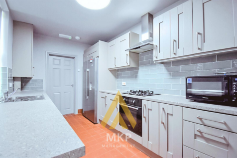 2026/2027 ACADEMIC YEAR Spacious Student Accommodation Suitable for Students and Professionals Rent: £103 pppw 10-15 minutes’ walk to South Gate of Campus 10 – 12 minutes’ walk to mainline train servi