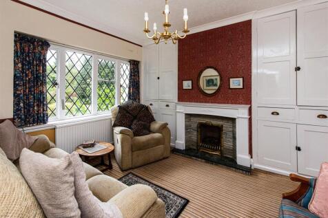 45 Perton Road-sitting.jpg