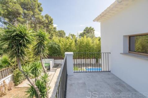 Modern luxury home with pool in a prime location in Puerto Pollensa