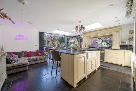 Kitchen/dining/family room