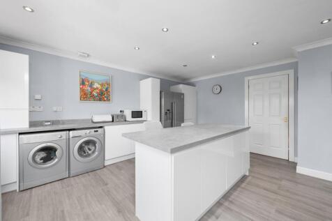 Kitchen / Dining Area