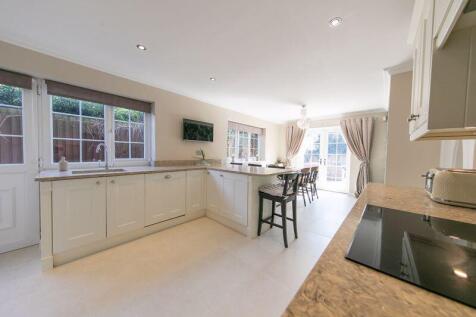 Kitchen & dining space