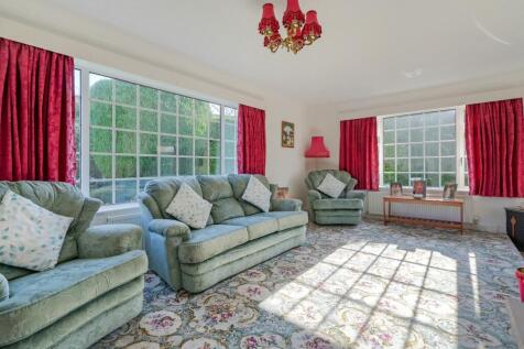 4 bed, 2 bath Detached in Sheffield - Photo 4