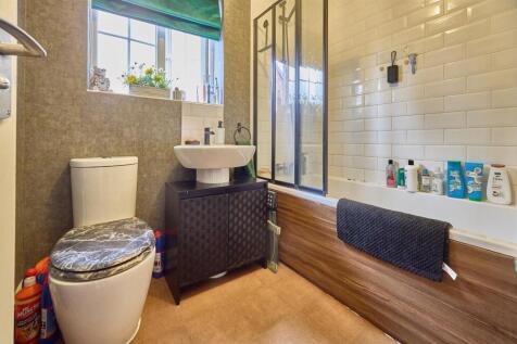 Family Bathroom to Rear