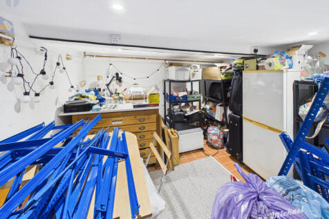 CAM03218G0-PR1142-STILL010