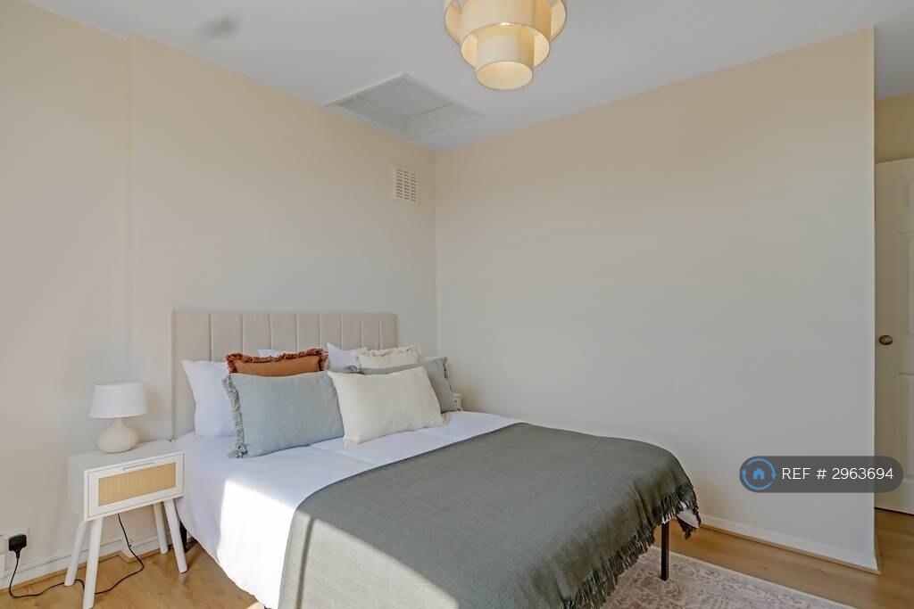 1 bedroom penthouse, Belgrave Gardens, London, NW8